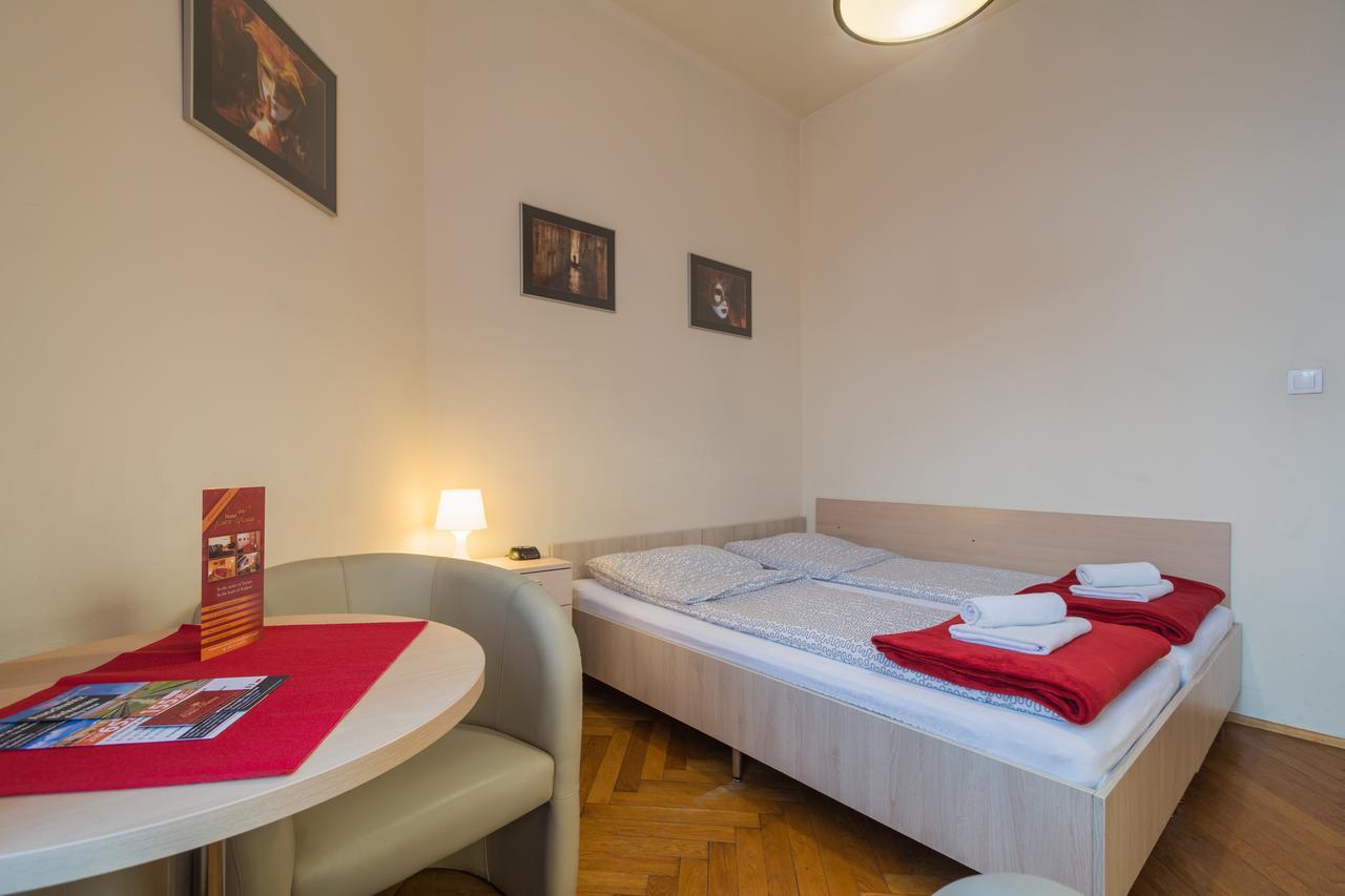 Euro-Room Rooms & Apartments Krakow Bagian luar foto