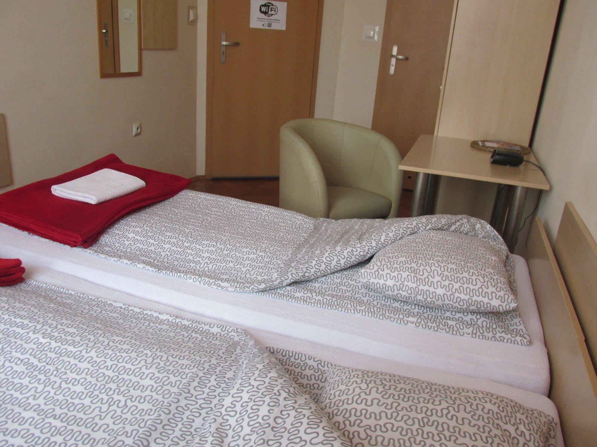 Euro-Room Rooms & Apartments Krakow Bagian luar foto