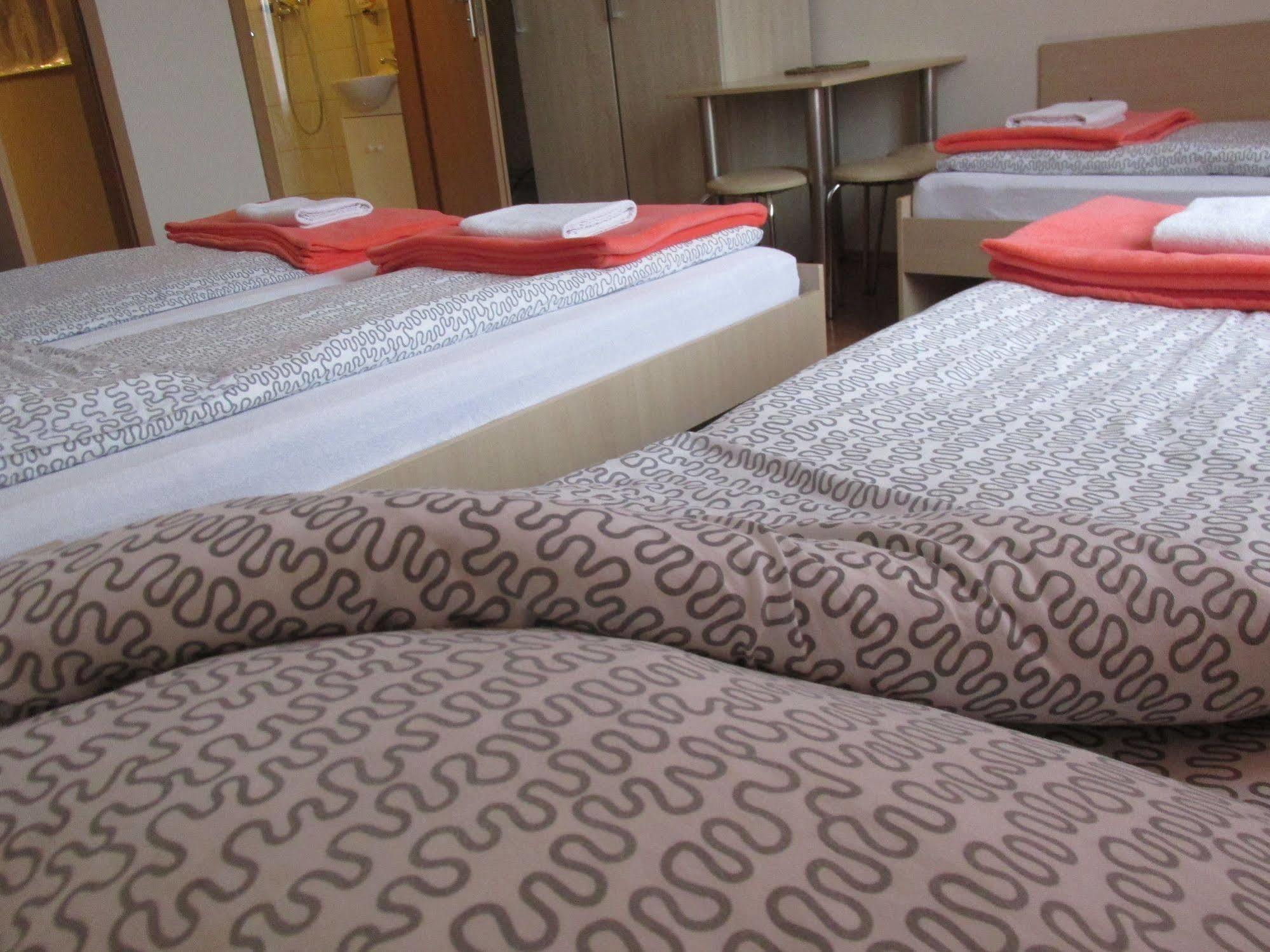 Euro-Room Rooms & Apartments Krakow Bagian luar foto