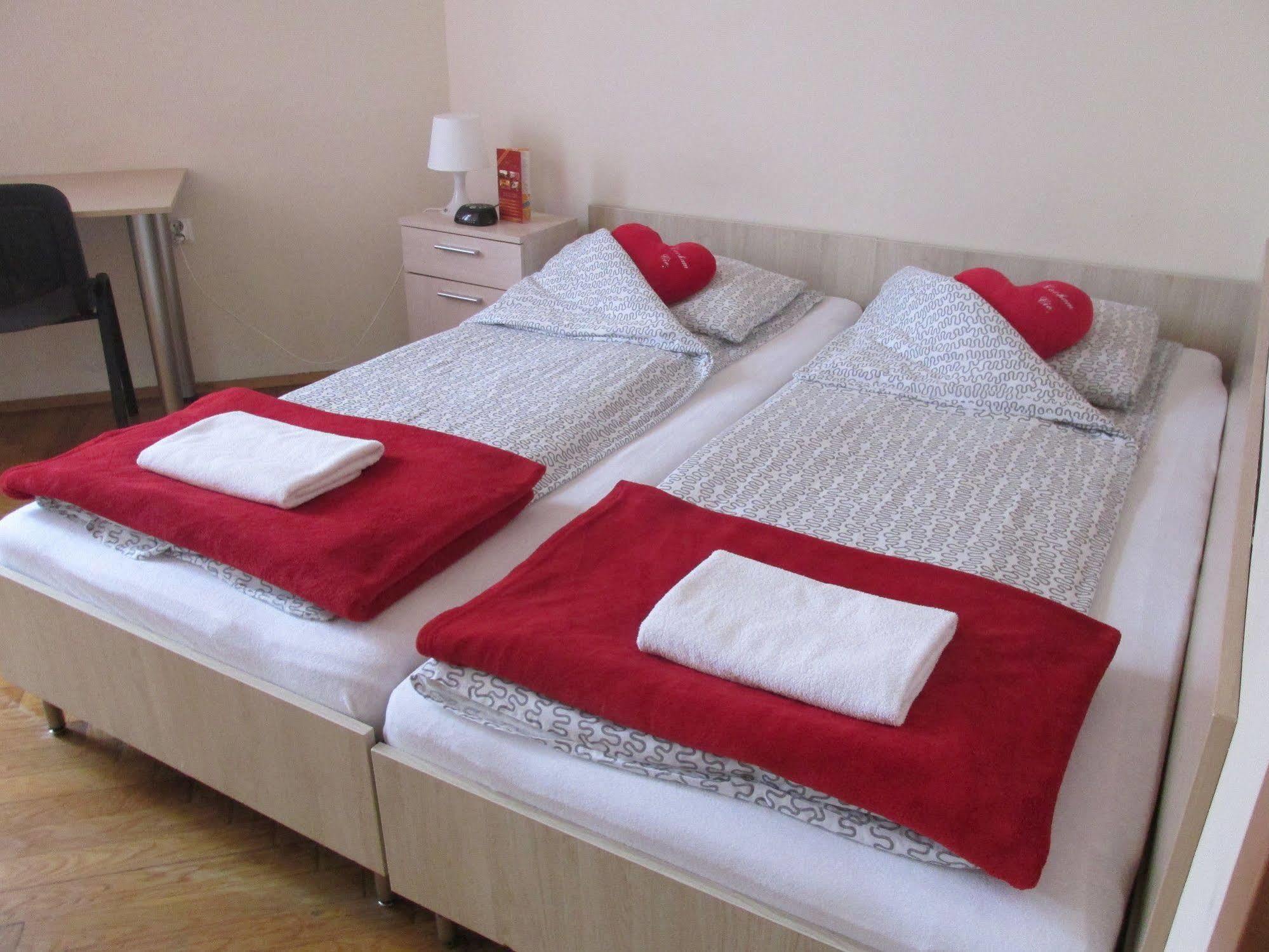 Euro-Room Rooms & Apartments Krakow Bagian luar foto