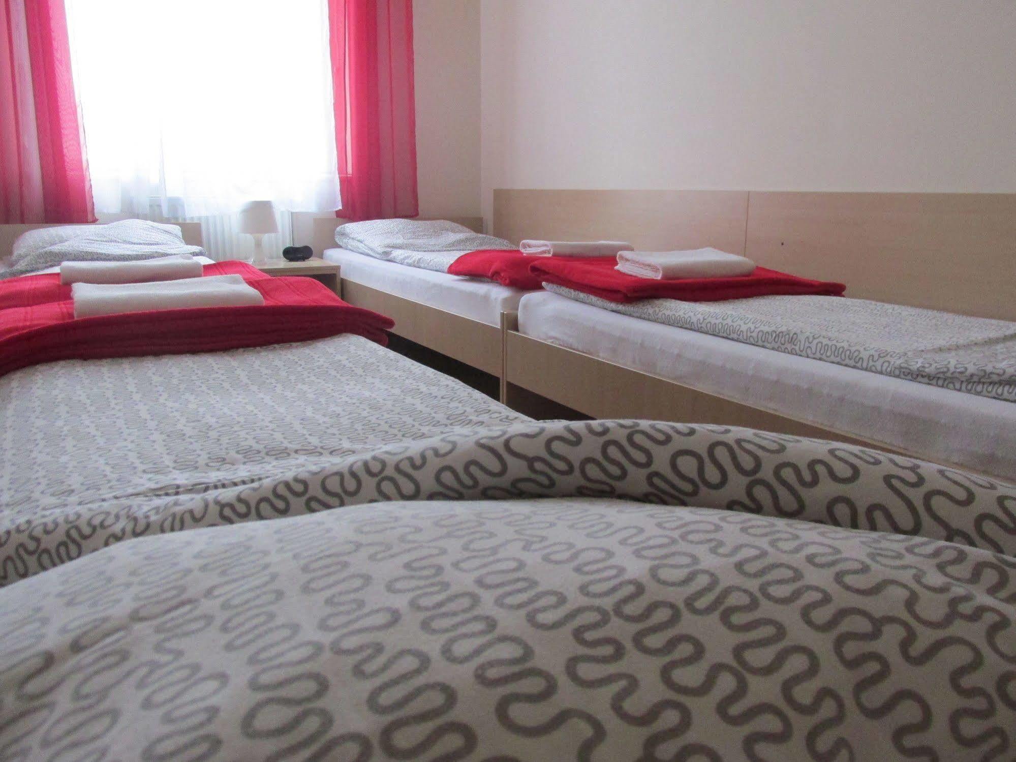 Euro-Room Rooms & Apartments Krakow Bagian luar foto